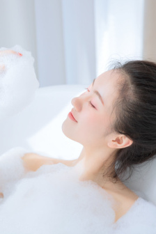 把她的一条腿举过头顶